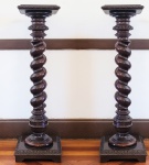 CONDE DE BARROS - ESTEVÃO DE SOUZA BARROS  (TÍTULO PAPAL)   PAR DE REQUINTADAS COLUNAS EM TORCEIL REMETENDO A ELEMENTOS MANUELINOS.   PERTNECERAM AO CONDE DE BARROS, ESTEVÃO DE SOUZA BARROS, FILHO DE LUIZ ANTONIO DE SOUZA BARROS SENDO NETO DA MARQUESA DE RESENDE E TAMBÉM NETO DE GENEBRA DE BARROS LEITE. PORTUGAL, SEC. XIX. PORTUGAL, SEC. XIX. 120 X 38 X38 CMNOTA: Luiz Antonio de Souza Barros (1809  1887) era filho de Luiz Antonio de Souza e Genebra Leite de Barros. Nasceu em Itu e foi o único dos filhos a herdar o sobrenome da mãe. Teve 5 irmãos, sendo que era irmão do barão de Limeira (Vicente de Souza Queiroz) e do barão de Souza Queiroz (Francisco de Souza). Ainda menino, com 8 anos apenas, foi enviado à Portugal para estudar. Com o falecimento de seu pai, em 1819, Luiz Antonio de Souza Barros retorna ao Brasil e irá viver na casa de sua irmã  Ilídia Mafalda (futura Marquesa de Valença) e de seu cunhado  o desembargador Estevão Ribeiro de Rezende (futuro barão de Rezende), em São Paulo. Luiz Antonio de Souza Barros é considerado pela historiografia tradicional como sendo um dos grandes nomes da aristocracia imperial paulistana de meados do século XIX. Cafeicultor, senhor de escravos e moderno capitalista, foi um dos organizadores da Companhia Paulista de Estradas de Ferro. Possuía posses, escravos e propriedades em São Paulo, Piracicaba, Campinas e São Carlos. Tinha uma vida ligada tanto à São Paulo quanto ao Rio de Janeiro. Vivia na Corte e na Província Paulista, nos salões aristocráticos do Rio de Janeiro numa exibição de luxo e bom gosto ou nos meios mais modestos e provincianos de São Paulo, com costumes ainda nitidamente coloniais, ou ainda nas fazendas de cana do interior paulista (Torres, 2010). Luiz Antonio de Souza Barros entrou para o cenário político da Província de São Paulo assumindo e exercendo o cargo de Prefeito de São Paulo (foi o primeiro prefeito da província paulista). Seu governo foi duramente criticado, pois ... mais lavrador do que político, mais habituado à administração e aos problemas da zona rural do que aos da zona urbana, não obstante sua elevada posição social e econômica, o novo prefeito é duramente criticado mais de uma vez, pelos vereadores, principalmente pela sua ausência. Pedira logo uma licença que lhe fora concedida pelo então vice-presidente da província, o senador Queiroz (Torres, 2010:28). Após sua renúncia, assumiu a presidência da Câmara Municipal da Província de São Paulo. Recebeu os títulos de Comendador de Cristo (título de origem portuguesa) e Dignatário da Rosa13 (título de origem brasileira). Tendo, inicialmente, investido em engenhos de açúcar, principalmente em Piracicaba (como na Fazenda São Lourenço, por exemplo), substituiu suas plantações de cana-de-açúcar pelas do café. Foi favorável à implantação da mão de obra estrangeira em suas fazendas e investiu em maquinários para o beneficiamento do café. Embora fosse para Piracicaba e para suas outras fazendas em períodos de colheitas, morava em São Paulo. Assim, ... a família Souza Barros vive como a maior parte das famílias de recursos, como quase todos os grandes fazendeiros, assistindo às procissões religiosas, discutindo política, em meio a festas familiares, durante uma parte do ano, em São Paulo, e, morando na casa de sua irmã, ao retornar de Portugal para o Brasil, apaixona-se pela sua sobrinha (Ilídia Rezende) e casa-se com esta. Tiveram 9 filhos: Ilídia de Souza Whitaker (casada com seu primo João Guilherme de Aguiar Whitaker); Luiza Augusta de Souza Vergueiro (casada com seu primo Joaquim Vergueiro); Francisca de Souza Barros (casada com seu primo Bento Aguiar de Barros); Estevão de Souza Barros casado com Leonor Assumpção Barros); José de Souza Barros (casado com Josefina Dias Aguiar e, depois, com Luiza De La Floret), Francisco de Souza Barros (casado com Francisca Ferraz do Amaral); Amélia Hygina de Souza Barros (casada com seu primo José Manoel de Mesquita); Izabel de Souza Barros (casada com seu primo Bento Francisco de Paula Souza); e Luiz de Souza Barros (falecido sem casar-se). Viúvo em 1847, casou-se novamente, em 1850, com D. Felicíssima de Almeida Campos14, filha do tenente Domingos de Almeida Campos e D. Maria Inácia Leite. Desta união, teve 10 filhos: Maria de Souza Barros (casada com seu primo Antonio Paes de Barros  filho do barão de Piracicaba); Luiz de Souza Barros (sem informações de casamento); Eliza de Souza Barros (casada com Ignácio Xavier Paes de Campos Mesquita); Antonio de Souza Barros (casado com Augusta Loureiro de Souza Barros); Fernando de Souza Barros (casado com sua prima Candida Paes de Barros); Adelina de Souza Barros (sem identificação de casamento); Felicíssima de Souza Barros (sem identificação de casamento); Roberto de Souza Barros (casado com Maria de Camargo); Eugenia de Souza Barros (casada com João Theen); e Antonia de Souza Barros (casada com Carlos Ralston).