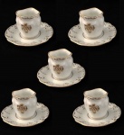 JOSÉ DE SOUZA QUEIROZ NASCIDO EM 1859, FILHO DO BARÃO DE SOUZA QUEIROZ ELEGANTE CONJUNTO COM CINCO XÍCARAS DE CAFÉ COM SEUS PIRES EM PORCELANA COM RICA DECORAÇÃO EM OURO. EM RESERVA, MONOGRAMA ENTRELAÇADO JSQ PERTENCENTE A JULIO DE SOUZA QUEIROZ, FILHO DO BARÃO DE SOUZA QUEIROZ, NETO DO BRIGADEIRO LUIZ ANTONIO, NETO DO SENADOR VERGUEIRO E SOBRINHO DO BARÃO DE PIRACICABA. FRANÇA, SEC. XIX. 10 CM DE DIAMETRO (PIRES).