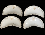 JOSÉ DE SOUZA QUEIROZ NASCIDO EM 1859, FILHO DO BARÃO DE SOUZA QUEIROZ ELEGANTE CONJUNTO COM QUATRO COVILHETES EM PORCELANA COM RICA DECORAÇÃO EM OURO. EM RESERVA, MONOGRAMA ENTRELAÇADO JSQ PERTENCENTE A JOSÉ DE SOUZA QUEIROZ, FILHO DO BARÃO DE SOUZA QUEIROZ, NETO DO BRIGADEIRO LUIZ ANTONIO, NETO DO SENADOR VERGUEIRO E SOBRINHO DO BARÃO DE PIRACICABA. FRANÇA, SEC. XIX. 17 CM DE COMPRIMENTO