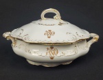 JOSÉ DE SOUZA QUEIROZ NASCIDO EM 1859, FILHO DO BARÃO DE SOUZA QUEIROZ . LINDA TERRINA  EM PORCELANA COM RICA DECORAÇÃO EM OURO. EM RESERVA, MONOGRAMA ENTRELAÇADO JSQ PERTENCENTE A JOSÉ DE SOUZA QUEIROZ, FILHO DO BARÃO DE SOUZA QUEIROZ, NETO DO BRIGADEIRO LUIZ ANTONIO, NETO DO SENADOR VERGUEIRO E SOBRINHO DO BARÃO DE PIRACICABA. FRANÇA, SEC. XIX. 26 CM DE DIAMETRO