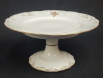 JOSÉ DE SOUZA QUEIROZ NASCIDO EM 1859, FILHO DO BARÃO DE SOUZA QUEIROZ . LINDO STAND CAKE  EM PORCELANA COM RICA DECORAÇÃO EM OURO. EM RESERVA, MONOGRAMA ENTRELAÇADO JSQ PERTENCENTE A JOSÉ DE SOUZA QUEIROZ, FILHO DO BARÃO DE SOUZA QUEIROZ, NETO DO BRIGADEIRO LUIZ ANTONIO, NETO DO SENADOR VERGUEIRO E SOBRINHO DO BARÃO DE PIRACICABA. FRANÇA, SEC. XIX. 23  CM DE DIAMETRO