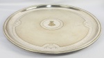 CONDE SE BARROS - ESTEVÃO DE SOUZA BARROS - MUITO GRANDE SALVA EM METAL ESPESSUDADO A PRATA DECORADA EM PROFUSOS GUILLOCHES. CENTRO TEM RESERVA COM MONOGRAM ESB ENTRELAÇADO SOB COROA DE CONDE. PERTENCEU A A ESTEVÃO DE SOUZA BARROS, CONDE PAPAL DE BARROS. FILHO DE LUIZ ANTONIO DE SOUZA BARROS SENDO NETO DA MARQUESA DE RESENDE,  E BISNETO DE GENEBRA DE BARROS LEITE MARCAS DA MANUFATURA DE CHRISTOFLE. FRANÇÃ, SEC. XIX. 49 CM DE DIAMETRONOTA: Luiz Antonio de Souza Barros (1809  1887) era filho de Luiz Antonio de Souza e Genebra Leite de Barros. Nasceu em Itu e foi o único dos filhos a herdar o sobrenome da mãe. Teve 5 irmãos, sendo que era irmão do barão de Limeira (Vicente de Souza Queiroz) e do barão de Souza Queiroz (Francisco de Souza). Ainda menino, com 8 anos apenas, foi enviado à Portugal para estudar. Com o falecimento de seu pai, em 1819, Luiz Antonio de Souza Barros retorna ao Brasil e irá viver na casa de sua irmã  Ilídia Mafalda (futura Marquesa de Valença) e de seu cunhado  o desembargador Estevão Ribeiro de Rezende (futuro barão de Rezende), em São Paulo. Luiz Antonio de Souza Barros é considerado pela historiografia tradicional como sendo um dos grandes nomes da aristocracia imperial paulistana de meados do século XIX. Cafeicultor, senhor de escravos e moderno capitalista, foi um dos organizadores da Companhia Paulista de Estradas de Ferro. Possuía posses, escravos e propriedades em São Paulo, Piracicaba, Campinas e São Carlos. Tinha uma vida ligada tanto à São Paulo quanto ao Rio de Janeiro. Vivia na Corte e na Província Paulista, nos salões aristocráticos do Rio de Janeiro numa exibição de luxo e bom gosto ou nos meios mais modestos e provincianos de São Paulo, com costumes ainda nitidamente coloniais, ou ainda nas fazendas de cana do interior paulista (Torres, 2010). Luiz Antonio de Souza Barros entrou para o cenário político da Província de São Paulo assumindo e exercendo o cargo de Prefeito de São Paulo (foi o primeiro prefeito da província paulista). Seu governo foi duramente criticado, pois ... mais lavrador do que político, mais habituado à administração e aos problemas da zona rural do que aos da zona urbana, não obstante sua elevada posição social e econômica, o novo prefeito é duramente criticado mais de uma vez, pelos vereadores, principalmente pela sua ausência. Pedira logo uma licença que lhe fora concedida pelo então vice-presidente da província, o senador Queiroz (Torres, 2010:28). Após sua renúncia, assumiu a presidência da Câmara Municipal da Província de São Paulo. Recebeu os títulos de Comendador de Cristo (título de origem portuguesa) e Dignatário da Rosa13 (título de origem brasileira). Tendo, inicialmente, investido em engenhos de açúcar, principalmente em Piracicaba (como na Fazenda São Lourenço, por exemplo), substituiu suas plantações de cana-de-açúcar pelas do café. Foi favorável à implantação da mão de obra estrangeira em suas fazendas e investiu em maquinários para o beneficiamento do café. Embora fosse para Piracicaba e para suas outras fazendas em períodos de colheitas, morava em São Paulo. Assim, ... a família Souza Barros vive como a maior parte das famílias de recursos, como quase todos os grandes fazendeiros, assistindo às procissões religiosas, discutindo política, em meio a festas familiares, durante uma parte do ano, em São Paulo, e, morando na casa de sua irmã, ao retornar de Portugal para o Brasil, apaixona-se pela sua sobrinha (Ilídia Rezende) e casa-se com esta. Tiveram 9 filhos: Ilídia de Souza Whitaker (casada com seu primo João Guilherme de Aguiar Whitaker); Luiza Augusta de Souza Vergueiro (casada com seu primo Joaquim Vergueiro); Francisca de Souza Barros (casada com seu primo Bento Aguiar de Barros); Estevão de Souza Barros casado com Leonor Assumpção Barros); José de Souza Barros (casado com Josefina Dias Aguiar e, depois, com Luiza De La Floret), Francisco de Souza Barros (casado com Francisca Ferraz do Amaral); Amélia Hygina de Souza Barros (casada com seu primo José Manoel de Mesquita); Izabel de Souza Barros (casada com seu primo Bento Francisco de Paula Souza); e Luiz de Souza Barros (falecido sem casar-se). Viúvo em 1847, casou-se novamente, em 1850, com D. Felicíssima de Almeida Campos14, filha do tenente Domingos de Almeida Campos e D. Maria Inácia Leite. Desta união, teve 10 filhos: Maria de Souza Barros (casada com seu primo Antonio Paes de Barros  filho do barão de Piracicaba); Luiz de Souza Barros (sem informações de casamento); Eliza de Souza Barros (casada com Ignácio Xavier Paes de Campos Mesquita); Antonio de Souza Barros (casado com Augusta Loureiro de Souza Barros); Fernando de Souza Barros (casado com sua prima Candida Paes de Barros); Adelina de Souza Barros (sem identificação de casamento); Felicíssima de Souza Barros (sem identificação de casamento); Roberto de Souza Barros (casado com Maria de Camargo); Eugenia de Souza Barros (casada com João Theen); e Antonia de Souza Barros (casada com Carlos Ralston).
