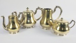 CONDE SE BARROS - ESTEVÃO DE SOUZA BARROS - ELEGANTE CONJUNTO DE CHÁ E CAFÉ EM METAL ESPEESURADO A PRATA DA MANUFATURA CHRISTOFLE. DOTADO DE BULE PARA CHÁ, BULE PARA CAFÉ, CREMEIRA E AÇUCAREIRO. DECORADAS EM PROFUSOS GUILLOCHES. CENTRO DAS PEÇAS TEM RESERVA COM MONOGRAM EB ENTRELAÇADO SOB COROA DE CONDE. PERTENCEU A A ESTEVÃO DE SOUZA BARROS, CONDE PAPAL DE BARROS. FILHO DE LUIZ ANTONIO DE SOUZA BARROS SENDO NETO DA MARQUESA DE RESENDE,  E BISNETO DE GENEBRA DE BARROS LEITE MARCAS DA MANUFATURA DE CHRISTOFLE. FRANÇÃ, SEC. XIX.  27 X 18 CM BULE DE CHA NOTA: Luiz Antonio de Souza Barros (1809  1887) era filho de Luiz Antonio de Souza e Genebra Leite de Barros. Nasceu em Itu e foi o único dos filhos a herdar o sobrenome da mãe. Teve 5 irmãos, sendo que era irmão do barão de Limeira (Vicente de Souza Queiroz) e do barão de Souza Queiroz (Francisco de Souza). Ainda menino, com 8 anos apenas, foi enviado à Portugal para estudar. Com o falecimento de seu pai, em 1819, Luiz Antonio de Souza Barros retorna ao Brasil e irá viver na casa de sua irmã  Ilídia Mafalda (futura Marquesa de Valença) e de seu cunhado  o desembargador Estevão Ribeiro de Rezende (futuro barão de Rezende), em São Paulo. Luiz Antonio de Souza Barros é considerado pela historiografia tradicional como sendo um dos grandes nomes da aristocracia imperial paulistana de meados do século XIX. Cafeicultor, senhor de escravos e moderno capitalista, foi um dos organizadores da Companhia Paulista de Estradas de Ferro. Possuía posses, escravos e propriedades em São Paulo, Piracicaba, Campinas e São Carlos. Tinha uma vida ligada tanto à São Paulo quanto ao Rio de Janeiro. Vivia na Corte e na Província Paulista, nos salões aristocráticos do Rio de Janeiro numa exibição de luxo e bom gosto ou nos meios mais modestos e provincianos de São Paulo, com costumes ainda nitidamente coloniais, ou ainda nas fazendas de cana do interior paulista (Torres, 2010). Luiz Antonio de Souza Barros entrou para o cenário político da Província de São Paulo assumindo e exercendo o cargo de Prefeito de São Paulo (foi o primeiro prefeito da província paulista). Seu governo foi duramente criticado, pois ... mais lavrador do que político, mais habituado à administração e aos problemas da zona rural do que aos da zona urbana, não obstante sua elevada posição social e econômica, o novo prefeito é duramente criticado mais de uma vez, pelos vereadores, principalmente pela sua ausência. Pedira logo uma licença que lhe fora concedida pelo então vice-presidente da província, o senador Queiroz (Torres, 2010:28). Após sua renúncia, assumiu a presidência da Câmara Municipal da Província de São Paulo. Recebeu os títulos de Comendador de Cristo (título de origem portuguesa) e Dignatário da Rosa13 (título de origem brasileira). Tendo, inicialmente, investido em engenhos de açúcar, principalmente em Piracicaba (como na Fazenda São Lourenço, por exemplo), substituiu suas plantações de cana-de-açúcar pelas do café. Foi favorável à implantação da mão de obra estrangeira em suas fazendas e investiu em maquinários para o beneficiamento do café. Embora fosse para Piracicaba e para suas outras fazendas em períodos de colheitas, morava em São Paulo. Assim, ... a família Souza Barros vive como a maior parte das famílias de recursos, como quase todos os grandes fazendeiros, assistindo às procissões religiosas, discutindo política, em meio a festas familiares, durante uma parte do ano, em São Paulo, e, morando na casa de sua irmã, ao retornar de Portugal para o Brasil, apaixona-se pela sua sobrinha (Ilídia Rezende) e casa-se com esta. Tiveram 9 filhos: Ilídia de Souza Whitaker (casada com seu primo João Guilherme de Aguiar Whitaker); Luiza Augusta de Souza Vergueiro (casada com seu primo Joaquim Vergueiro); Francisca de Souza Barros (casada com seu primo Bento Aguiar de Barros); Estevão de Souza Barros casado com Leonor Assumpção Barros); José de Souza Barros (casado com Josefina Dias Aguiar e, depois, com Luiza De La Floret), Francisco de Souza Barros (casado com Francisca Ferraz do Amaral); Amélia Hygina de Souza Barros (casada com seu primo José Manoel de Mesquita); Izabel de Souza Barros (casada com seu primo Bento Francisco de Paula Souza); e Luiz de Souza Barros (falecido sem casar-se). Viúvo em 1847, casou-se novamente, em 1850, com D. Felicíssima de Almeida Campos14, filha do tenente Domingos de Almeida Campos e D. Maria Inácia Leite. Desta união, teve 10 filhos: Maria de Souza Barros (casada com seu primo Antonio Paes de Barros  filho do barão de Piracicaba); Luiz de Souza Barros (sem informações de casamento); Eliza de Souza Barros (casada com Ignácio Xavier Paes de Campos Mesquita); Antonio de Souza Barros (casado com Augusta Loureiro de Souza Barros); Fernando de Souza Barros (casado com sua prima Candida Paes de Barros); Adelina de Souza Barros (sem identificação de casamento); Felicíssima de Souza Barros (sem identificação de casamento); Roberto de Souza Barros (casado com Maria de Camargo); Eugenia de Souza Barros (casada com João Theen); e Antonia de Souza Barros (casada com Carlos Ralston).