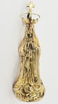 PRECIOSA JÓIA COLONIAL MINEIRA EM OURO COM FEITIO DE NOSSA SENHORA DA CONCEIÇÃO.  UMA JÓIA TÍPICA DOS ANOS DE 1700 PARA AS MULHERES BRANCAS DA SOCIEDADE. ESTA LINDA IMAGEM POSSUI GRANDE ARGOLA PARA SER PENDURADA NAS GROSSAS CADEIAS EM OURO QUE ADORNAVAM OS ALVOS COLOS FEMININOS. PEÇA DE MUSEU! MINAS GERAIS, SEC. XVIII. 5,6 GNOTA: No período colonial brasileiro as joias não foram feitas somente para ataviar. Por isso, uma grande quantidade foi utilizada como pecúlio, dote ou reserva de valor, além de servirem para demonstração de fé. Na Sabará do século XVIII as mulheres demonstraram sua fé por meio dos ornamentos. Os ornamentos devocionais em posse das mulheres representaram 52% do total de todas as joias listadas nos inventários analisados. As joias de caráter religioso encontraram na região das Minas Gerais um público diversificado, que utilizou dos ornamentos para manifestação de As joias de caráter religioso encontraram na região das Minas Gerais um público diversificado, que utilizou dos ornamentos para manifestação de sua fé, apesar de alguns, nos momentos de dificuldade financeira, empenharam parte de seus bem.Minas Gerais também foi um local em que se destacou o investimento em igrejas, tanto na construção dos templos, quanto na decoração interna dos mesmos, o que explica, em parte, o uso de trabalhos de ouro e prata com esse apelo.