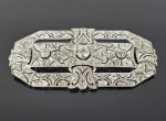 GRANDE E EXUBERANTE BARRETE EM OURO 18K COM CRAVAÇÃO DE MUITOS DIAMANTES. BRILHANTE CENTRAL TEM 75 PONTOS E DOIS LATERAIS COM 35 PONTOS CADA. TAMBÉM MAIS DE UMA CENTENA DE DIAMANTES MENORES. 4 CM DE COMPRIMENTO. 5,8 G. BRASIL. 7 MM DE COMPRIMENTO.  13,6 G  (ATENÇÃO OS LOTES DE JÓIAS NÃO PERTENCEM AO ACERVO SÃO DE OUTRO COMITENTE  E POR ESSE MOTIVO NÃO SERÃO DEMONSTRADOS NA EXPOSIÇÃO DA FAZENDA SANTA GERTRUDES INFORMAÇÕES COM O ESCRITÓRIO DA DARGENT)