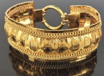 FAUSTOSO BRACELETE EM OURO 18K ESTILO E ÉPOCA ART DECO. DE FORMATO LARGO COM FEITIO DE ESTEIRA ESSE LINDO BRACELETE FINALIZA COM UMA GRANDE ARGOLA EM OURO. BRASIL, MEADOS DO SEC. XX. 23 CM DECOMPRIMENTO  63,3 G (ATENÇÃO OS LOTES DE JÓIAS NÃO PERTENCEM AO ACERVO SÃO DE OUTRO COMITENTE  E POR ESSE MOTIVO NÃO SERÃO DEMONSTRADOS NA EXPOSIÇÃO DA FAZENDA SANTA GERTRUDES INFORMAÇÕES COM O ESCRITÓRIO DA DARGENT)