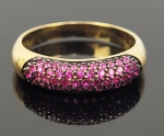 ELEGANTE ANEL EM OURO 18K COM CRAVAÇÃO DE PRECIOSOS RUBIS INDIANOS EM CRAVAÇÃO INVISIVEL. ARO 26. 5.1 G . (ATENÇÃO OS LOTES DE JÓIAS NÃO PERTENCEM AO ACERVO SÃO DE OUTRO COMITENTE  E POR ESSE MOTIVO NÃO SERÃO DEMONSTRADOS NA EXPOSIÇÃO DA FAZENDA SANTA GERTRUDES INFORMAÇÕES COM O ESCRITÓRIO DA DARGENT)