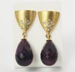 LINDO PAR DE BRINCOS EM OURO 18K COM CRAVAÇÃO DE DIAMENTES E DE ONDE PENDEM DOIS BRANDES RUBIS INDIANOS COM FEITIO DE GOTAS. 30 MM DE COMPRIMENTO. 11.4 G (ATENÇÃO OS LOTES DE JÓIAS NÃO PERTENCEM AO ACERVO SÃO DE OUTRO COMITENTE  E POR ESSE MOTIVO NÃO SERÃO DEMONSTRADOS NA EXPOSIÇÃO DA FAZENDA SANTA GERTRUDES INFORMAÇÕES COM O ESCRITÓRIO DA DARGENT)