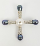 PENDENTE CRUZ EM OURO BRANCO COM INTENSA CRAVAÇÃO DE DIAMANTES E PÉROLAS NEGRAS BARROCA E CENTRAL MABE. 5 X 5 CM. 12,9 G(ATENÇÃO OS LOTES DE JÓIAS NÃO PERTENCEM AO ACERVO SÃO DE OUTRO COMITENTE  E POR ESSE MOTIVO NÃO SERÃO DEMONSTRADOS NA EXPOSIÇÃO DA FAZENDA SANTA GERTRUDES INFORMAÇÕES COM O ESCRITÓRIO DA DARGENT)