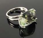 VIVARA - LINDO ANEL EM OURO BRANCO 18K COM CRAVAÇAO DE GRANDE PRAZIOLITA COM LAPIDAÇÃO MULTIFACETADA. ARO 22. 7,3 G H STERN - LINDO PAR DE BRINCOS EM OURO BRANCO COM CRAVAÇÃO DE TOPAZIOS AZUIS  . FEITIO DE FLORES. ACONDICIONADO EM SEU ESTOJO ORIGINAL. 8 MM DE DIAMETRO. 1,7 G (ATENÇÃO OS LOTES DE JÓIAS NÃO PERTENCEM AO ACERVO SÃO DE OUTRO COMITENTE  E POR ESSE MOTIVO NÃO SERÃO DEMONSTRADOS NA EXPOSIÇÃO DA FAZENDA SANTA GERTRUDES INFORMAÇÕES COM O ESCRITÓRIO DA DARGENT)