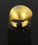 VIVARA - COLEÇÃO PANDORA - AMÊNDOAS - LINDO ANEL EM OURO FOSQUEADO COM CRAVAÇÃO DE DIAMANTES. ARO 21. 11,6 G  (ATENÇÃO OS LOTES DE JÓIAS NÃO PERTENCEM AO ACERVO SÃO DE OUTRO COMITENTE  E POR ESSE MOTIVO NÃO SERÃO DEMONSTRADOS NA EXPOSIÇÃO DA FAZENDA SANTA GERTRUDES INFORMAÇÕES COM O ESCRITÓRIO DA DARGENT)
