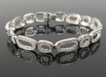 VIVARA - LINDA PULSEIRA EM OURO BRANCO 18K COM CRAVAÇÃO DE DIAMANTES. LINDO DESIGN COM ELOS IRREGULARES ALGUNS LISOS E OUTROS COM CRAVAÇÃO DE DIAMANTES. 19 CM DE COMPRIMENTOS. 20,5 G (ATENÇÃO OS LOTES DE JÓIAS NÃO PERTENCEM AO ACERVO SÃO DE OUTRO COMITENTE  E POR ESSE MOTIVO NÃO SERÃO DEMONSTRADOS NA EXPOSIÇÃO DA FAZENDA SANTA GERTRUDES INFORMAÇÕES COM O ESCRITÓRIO DA DARGENT)