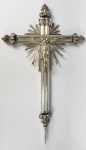 GRANDIOSA CRUZ PROCESSIONAL SETECENTISTA EM PRATA DE LEI BATIDA, REPUXADA E CINZELADA. EXUBERANTES GUILLOCHES DECORAM TODO O CORPO DA CRUZ. PONTEIRAS ESTILO E ÉPOCA DOM JOSÉ I. DO CRISTO EMANA RESPLENDOR. MAGNIFICA EXECUÇÃO. MINAS GERAIS, SEC. XVIII. 59 CM DE ALTURA