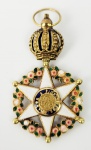 IMPERIAL ORDEM DA ROSA - LINDA INSIGNIA EM GRAU DE COMENDADOR, EM OURO, ESMALTES E DIAMANTES COM FITA E BANDA ROSA-CLARO COM DUAS ORLAS BRANCAS. ANVERSO ESTRELA BRANCA DE SEIS PONTAS MAÇANETADAS, UNIDAS POR GUIRLANDA DE ROSAS. AO CENTRO, MEDALHÃO REDONDO COM AS LETRAS P E A ENTRELAÇADAS, EM RELEVO, CIRCUNDADO POR ORLA AZUL-FERRETE COM A LEGENDA "AMOR E FIDELIDADE". REVERSO: IGUAL AO ANVERSO, COM ALTERAÇÃO NA INSCRIÇÃO PARA A DATA 2-8-1829, E NA LEGENDA PARA "PEDRO E AMÉLIA". BRASIL, SEC. XIX. 4,3 CM DE ALTURA. 4,6 GNOTA: A Imperial Ordem da Rosa é uma ordem honorífica brasileira. Foi criada em 27 de fevereiro de 1829 pelo imperador D. Pedro I(1822 1831) para perpetuar a memória de seu matrimônio, em segundas núpcias, com Dona Amélia de Leuchtenberg e Eischstädt e tornou-se a principal ordem honorifica do país. O seu desenho foi idealizado por Jean-Baptiste Debret que, segundo discutido por historiadores, ter-se-ia inspirado ou nos motivos de rosas que ornavam o vestido de D. Amélia, a segunda Imperatriz ao desembarcar no Rio de Janeiro. Trata-se entretanto de um equívoco histórico porque no dia seguinte ao desembarque da nova Imperatriz foi realizado o casamento e Dom Pedro condecorou com a ordem os primeiros titulares. Entretanto o retrato de Dona Amélia enviado ao Brasil quando das tratativas do casamento a representavam trazendo um botão de rosa pendendo do toucado e este parece ser o motivo da enlace foram a inspiração para a comenda. Poucas foram concedidas no 1o Reinado enquanto no 2o Reinado houve um significativo aumento - mais especificamente durante a Guerra do Paraguai. Isso se deveu ao fato de não existir uma medalha específica para atos de bravura individual durante a Guerra do Paraguai. De 1829 a 1831 D. Pedro I concedeu apenas cento e oitenta e nove insígnias. O seu filho e sucessor, D. Pedro II(1840 1889), ao longo do segundo reinado, chegou a agraciar 14.284 cidadãos. Além dos dois imperadores, apenas o Duque de Caxias foi grande-colar da ordem durante sua vigência. Um dos primeiros agraciados recebeu a comenda em virtude de serviços prestados quando de um acidente com a família imperial brasileira: conta a pequena história da corte que, em 7 de dezembro de 1829, recém-casado, D. Pedro I regressava com a família do Paço de São Cristóvão, na Quinta da Boa Vista. Como de sua predileção, conduzia pessoalmente a carruagem quando, na rua do Lavradio, se quebrou o varal da atrelagem e os cavalos se assustaram, rompendo as rédeas e fazendo tombar o veículo, arrastado perigosamente. O Imperador fraturou a sétima costela do terço posterior e a sexta do terço anterior, teve contusões na fronte e luxação no quarto direito, perdendo os sentidos. Mal os havia recobrado quando o recolheram à casa mais próxima, do marquês de Cantagalo, João Maria da Gama Freitas Berquó. Segundo oBoletim sobre o Desastre de Sua Majestade Imperial e Fidelíssima publicado no Jornal do Commercio, Dona Amélia foi a que menos cuidado exigiu: "não teve dano sensível senão o abalo e o susto que tal desastre lhe devia ocasionar". A filha primogênita, futura Maria II de Portugal, "recebeu grande contusão na face direita, compreendendo parte da cabeça do mesmo lado". Augusto de Beauharnais, príncipe de Eichstadt, Duque de Leuchtenberg e de Santa Cruz, irmão da imperatriz, "teve uma luxação no cúbito do lado direito com fratura do mesmo". A baronesa Slorefeder, aia da Imperatriz, "deu uma queda muito perigosa sobre a cabeça". Diversos criados de libré, ao dominarem os animais, ficaram contundidos. Convergiram para a casa de Cantagalo os médicos da Imperial Câmara e outros, os doutores Azeredo, Bontempo, o barão de Inhomirim,Vicente Navarro de Andrade, João Fernandes Tavares, Manuel Bernardes, Manuel da Silveira Rodrigues de Sá, Barão da Saúde. Ao partir, quase restabelecido, D. Pedro I condecorou Cantagalo a 1 de janeiro de 1830 com as insígnias de dignitário da Ordem e D. Amélia lhe ofereceu o seu retrato, circundado por brilhantes, e pintado por Simplício Rodrigues de Sá. Foram ainda agraciados com a Imperial Ordem da Rosa os membros da Guarda de Honra que acompanhavam o então Príncipe Regente em sua viagem à Província de São Paulo, testemunhas do "Grito do Ipiranga", marco da Independência do Brasil. Após o banimento da família imperial brasileira, a ordem foi mantida por seus membros em caráter privado, sendo seu grão-mestre o chefe da casa imperial brasileira.