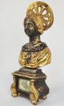 BUSTO RELICÁRIO DE SÃO VENÂNCIO DE CAMERINO  BELISSIMO BUSTO RELICÁRIO COM RELÍQUIA ÓSSEA DE SÃO VENANCIO DE CAMERINO. APRESENTA HERMA DO JOVEM VENÂNCIO. SOB A BASE INSCRIÇÃO S. VENANTII MARTIR E TRÊS SELOS DE SIGILO COM SEUS CORDÕES E CERA VERMELHA COM ARMAS EPISCOPAIS. TRATA-SE DE UM RELICÁRIO ITALIANO DO SEC. XVIII. SÃO VENÂNCIO É O PATRONO DE CAMERINO NA ITÁLIA. SEC. XVIII. 40 CM DE ALTURANOTA: Venâncio de Camerino  São Venâncio, Mártir, festa a 18 de maio, foi um jovem de 15 anos, bem capacitado na vida religiosa por Porfírio, a quem junto com outros dez companheiros anônimos, foi martirizado por Décio no ano 254 em Camerino, Úmbria. É honrado como o padroeiro principal de Camerino e de Fabriano, onde também se celebra o traslado de suas relíquias em 28 de março. É representado como um cavaleiro romano com bandeira e espada. O Breviário Romano proporciona hinos apropriados para sua festividade. O apócrifo Passio (Acta SS., Maio, IV, 436) é uma imitação dos Atos de Santo Agapito de Praeneste (Günter, Legendenstudien, Cologne, 1906, 24). Relata muitos feitos maravilhosos: o rei Antíoco faz uso de todos os meios possíveis, porém em vão, para que Venâncio negue sua fé; os anjos protegem o mártir da morte por meio de fogo, fumaça, etc.; sua constância converte o trompetista Anastácio; e quando se lhe corta a cabeça, terremotos e relâmpagos acompanham sua morte. Segundo a tradição cristã, Venâncio tinha apenas 15 anos de idade quando foi torturado e decapitado durante a perseguição de Décio. Foram martirizados com ele outros dez cristãos, incluindo o padre Porfírio, o tutor de Venâncio, e Leôncio, o bispo de Camerino. Antes de ser morto, Venâncio foi flagelado, queimado com tochas, pendurado de cabeça para baixo sobre uma fogueira, teve seus dentes arrancados e sua mandíbula, quebrada, foi atirado aos leões e jogado de um desfiladeiro. Seus "Atos" alegam, ainda, que ele conseguiu escapar por um breve período de Camerino e se escondeu em Raiano, onde também há uma igreja dedicada a ele. Venâncio foi enterrado fora da muralha da cidade, onde uma basílica foi construída no século V e depois reconstruída muitas vezes ao longo dos séculos. O culto de São Venâncio se popularizou: sua imagem apareceu em moedas e em litanias; fontes perto da basílica, associadas ao santo, eram utilizadas por leprosos e pessoas com úlceras pépticas na tentativa de uma cura. Venâncio depois substituiu São Ansovino como padroeiro da cidade.Em 1259, durante a destruição e saque de Camerino pelas tropas de Manfredo da Sicília, as relíquias de São Venâncio foram transportadas em segurança para o Castel dell'Ovo, em Nápoles. Elas foram devolvidas a Camerino em 1269, por ordem do papa Clemente IV, adversário de Manfredo.No século XVII, o papa Clemente X, que fora bispo de Camerino, contribuiu ainda mais para a disseminação do culto de São Venâncio: ele elevou a festa do santo ao nível de rito duplo e compôs hinos para o ofício litúrgico de Venâncio.
