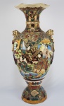 SATSUMA  MONUMENTAL FLOREIRO EM BALAÚSTRE COM REPRESENTAÇÃO DE CENA DE CORTE COM MUITOS PERSONAGENS. BELAS VESTIMENTAS PROFUSAMENTE DECORADAS. ALÇAS LATERAIS COM CÃES DE FÓ REMATADOS EM OURO. BORDA MOVIMENTADA. JAPÃO FINAL DO SEC. XIX. 78 CM DE ALTURA NOTA: Louça Satsuma é um estilo de japonês de cerâmica originalmente da região de Satsuma que hoje é o sulKyushu. Tratava-se de Louça de exportação elaboradamente decorada, fruto da adaptação do gosto do mercado ocidental. Em meados da década de 1880 teve início uma crise de exportação para muitos produtos japoneses, incluindo porcelana Satsuma, ligada em parte a depreciação da qualidade e falta de novidade ocasionada pela massificação da produção por isso itens anteriores a esse período como o floreiro apresentado nesse lote tem grande cotação internacional. A louça satsuma manteve-se como uma mercadoria de exportação popular até o século XX, tornando-se "virtualmente sinônimo de cerâmica japonesa" ao longo do período Meiji. Em meados do século passado houve novamente uma grande busca pelas peças satsuma e novamente esse mercado floresceu. Atualmente são objetos de colecionismo por todo o mundo.