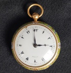 BREGUET -  IMPORTANTE E RARO RELOGIO COM CAIXA EM OURO 18K . ESSA JÓIA FEITA PARA O MERCADO ÁRABE TEM LINDO E IMPECÁVEL  TRABALHO EM ESMALTE. TÃO INCRIVEL A MAESTRIA COM QUE FOI APLICADO ESSE  TRABALHO EM ESMALTE QUANTO É  O PRECIOSISMO DE UM MOVIMENTO CRIADO POR BREGUET. BREGUET É CONSIDERADO O RELOJOEIRO DOS REIS NO SEC. XVIII. DE SUAS TALENTOSAS MÃOS FORAM CRIADOS MECANISMOS INOVADORES E ENCANTADORES. UM RELOGIO PARA O ALTO MERCADO INTERNACIONA DE COLECIONISMO EM RELOGIOS. FRANÇA, FINAL DO SEC. XVIII OU INICIO DO XIX. 60 G (PESO TOTAL) 43 MM DEAMETRO NOTA: NOTA: Breguet é um criador de relógios e jóias de alto luxo, fundada por Abraham-Louis Breguet (vide foto do retrato do relojoeiro nos créditos extras desse lote) , em Paris, França , em 1775. Breguet é uma das marcas relojoeiras mais antigas e uma pioneira de várias tecnologias de relojoaria, como o turbilhão , que foi inventado por Abraham Breguet em 1801. Abraham Breguet também inventou e produziu o primeiro relógio automático do mundo (o Perpétuelle) em 1780, bem como o primeiro relógio de pulso do mundo em 1810 (o Breguet No.2639, de Caroline Bonaparte , Rainha de Nápoles ). Breguet é um fabricante de relógios altamente conceituado. Ao longo dos anos, notáveis patronos Breguet e proprietários de relógios incluem o Rei George III , Rainha Victoria , Alexandre I da Rússia , Napoléon Bonaparte , Ettore Bugatti , Sir Winston Churchill , Sergei Rachmaninoff , Gioachino Rossini , Arthur Rubinstein e assim por diante. Em particular, o relógio de bolso Breguet & Fils, Paris No. 2667 (1814) classifica-se como um dos relógios de bolso do mundo relógios mais caros já vendidos em leilão , alcançando US $ 4,69 milhões (4.339.000 CHF ) em Genebra em 14 de maio de 2012. The Breguet Sympathique C lock No.128 & 5009 (Duc d'Orléans Breguet Sympathique ), por outro lado, atualmente detém o título de relógio Breguet mais caro já vendido em leilão, alcançando 6,80 milhões de dólares em Nova York. Abraham-Louis Breguet , nasceu de pais huguenotes em Neuchâtel . Ele estudou relojoaria por dez anos com Ferdinand Berthoud e Jean-Antoine Lépine antes de abrir sua própria relojoaria em 51 Quai de l'Horloge na Île de la Cité em Paris. O dote que veio com seu casamento com a filha de um próspero burguês francês forneceu o suporte que lhe permitiu abrir sua própria oficina. As conexões de Breguet feitas durante seu aprendizado como relojoeiro e como estudante de matemática o ajudaram a estabelecer seu negócio. Após sua apresentação na corte, a Rainha Maria Antonieta ficou fascinada pelo relógio único de Breguet ; Luís XVI comprou vários de seus relógios. Em 1783, o conde sueco Axel Von Fersen , que era amigo da rainha e renomado amante, encomendou um relógio de Breguet que deveria conter todas as complicações de relógio conhecidas na época como um presente para Maria Antonieta . O resultado é uma obra-prima de Breguet, o relógio de bolso Maria Antonieta (Breguet No.160). O negócio foi um sucesso e, por volta de 1807, Abraham-Louis Breguet contratou seu filho Louis-Antoine como sócio, rebatizando a firma como "Breguet et Fils" (Breguet and Sons). Louis-Antoine assumiu a empresa após a morte de seu pai em 1823. Depois que Louis-Antoine se aposentou em 1833 (ele morreu em 1858), o negócio foi passado para o neto de Abraham-Louis, Louis Clément François (1804-1883). O bisneto de Abraham-Louis, Louis Antoine (1851-1882), foi o último da família Breguet a dirigir o negócio. Embora ele tivesse dois filhos e uma filha, eles não entraram no negócio, então a empresa Breguet contratou o notável relojoeiro inglês Edward Brown de Clerkenwell para gerenciar a fábrica de Paris. Brown acabou se tornando sócio e, após a morte do neto de Breguet, proprietário e chefe da empresa. Quando Brown morreu em 1895, a empresa foi adquirida por seus filhos, Edward e Henry. Com a aposentadoria de Edward no início dos anos 1900, Henry Brown tornou-se o chefe da empresa. De 1870 a 1970, Breguet foi propriedade da família English Brown. Mas a propriedade mudou de mãos várias vezes durante a crise do quartzo nas décadas de 1970 e 1980 (a crise do quartzo foi a introdução de relógios com esse mecanismo de funcionamento que levou a falência muitas das grandes marcas da relojoaria) . Em 1976, o então proprietário da Breguet, Chaumet, fechou sua fábrica francesa e transferiu a produção para o Vallée de Joux, na Suíça . Em 1987, a Breguet foi adquirida pela Investcorp que, em 1991, criou o Groupe Horloger Breguet (GHB) . O Grupo Breguet consiste em quatro subsidiárias: Montres Breguet SA , Breguet SA , Valdar SA e Nouvelle Lemania SA (que o Grupo Breguet adquiriu em 1992). Como resultado, os relógios da marca Breguet agora são feitos na fábrica Nouvelle Lemania na Suíça. Em particular, a Montres Breguet SA é a principal empresa que vende relógios sob a marca "Breguet", e Breguet SA é o nome da empresa de distribuição do Grupo Breguet na França. Breguet é um membro ativo da Federação da Indústria Relojoeira Suíça FH .