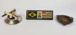 CONDE GUILHERME PRATES - MEMORABILIA DA REVOLUÇÃO DE 1932 SENDO: CINZEIRO COM BRASÃO REVOLUCIONARIO PAUSLISTA CONTENDO INSCRIÇÃO: PRÓ SAO PAULO FIAT EXIMIA, MDOELO DE CAPACETE DOS SOLDADOS CONSTITUCIONALISTAS COM TRES BALAS DE FUZIL SOLDADAS A ELE E EXPOSITOR COM PLACA CONTENDO O LEMA REVOLUCIONARIO PELA LEI E PELA ORDEM, A BANDEIRA DE SÃO PAULO E A BANDEIRA DO BRASIL. . DEC. 1930. 15 CM DE COMPRIMENTO (EXPOSITOR)