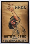 CONDE GUILHERME PRATES - REVOLUÇÃO CONSTITUCIONALISTA  CARTAZ COM PROPAGANDA COM PROPAGANDA MOTIVACIONAL DIRIGIDO AOS  SOLDADOS CONSTITUCIONALISTAS: SUSTENTAE O FOTO QUE A VICTORIA É NOSSA. UMA REPRESENTAÇÃO DE ANHANGUERA O BANDEIRANTE. NO ALTO A SIGLA MMDC (ACRONIMO DO NOME DOS MÁRTIRES DO MOVIMENTO CONSTITUCIONALISTA). SÃO PAULO, 1932, 73 X 37 CMNOTA: M.M.D.C. é o acrônimo pelo qual se tornaram representados os nomes dos mártires do Movimento Constitucionalista de 1932, que culminou no levante denominado como Revolução Constitucionalista, eclodido em 9 de julho daquele ano. As iniciais representam os nomes dos manifestantes paulistas Martins, Miragaia, Dráusio e Camargo, mortos por tropas federais ligadas ao Partido Popular Paulista (PPP), um grupo político-militar sustentáculo do regime de Getúlio Vargas, em uma manifestação ocorrida na noite de 23 de maio de 1932, evento que antecedeu e foi uma das razões para o grande conflito daquele ano. A sigla também representou a organização clandestina que conspirou para o levante e posteriormente coordenou os esforços de guerra, no recrutamento, arrecadação de fundos e recursos, bem como a distribuição desses para os soldados do Exército Constitucionalista. Atualmente, os restos mortais dos estudantes estão sepultados no mausoléu do Obelisco do Ibirapuera, em São Paulo, e seus nomes estão incluídos no Livro de Heróis da Pátria.3Em 1932, o Brasil vivia um período do regime de Getúlio Vargas em que era governado de forma discricionária, sem uma Constituição Federal que delimitasse os poderes do Presidente da República ou estabelecesse as articulações entre os três poderes. Somando-se a isso, tampouco havia Congresso Nacional, Assembleia legislativa e Câmaras municipais. Além disso, os estados federados perderam grande parte da autonomia que tinham na vigência da Constituição de 1891, pois Vargas nomeava interventores leais ao seu regime e em sua maioria "tenentes" ligados ao Clube 3 de Outubro, que por vezes entravam em atritos com os grupos políticos dos respectivos estados. A situação de São Paulo nesse contexto era uma das mais críticas do país, dado a contínua e crescente insatisfação com a forma com que Vargas lidava politicamente com o estado. Contrários à ditadura Vargas, a população paulista começou a protestar, o que resultou em uma série de manifestações iniciada por aquela ocorrida na Praça da Sé em 25 de janeiro de 1932, no dia do aniversário da cidade de São Paulo, em que se aglomeraram cerca de 100 mil pessoas. Ao longo dos meses seguintes a insatisfação popular se acentuou. No dia 23 de maio de 1932, durante outra manifestação, um grupo tentou invadir a sede do Partido Popular Paulista (PPP), ex-Liga Revolucionária, um grupo político-militar encabeçado por Miguel Costa, fundado após a Revolução de 1930 e sustentáculo de apoio no estado ao regime de Getúlio Vargas, cuja sede era na Rua Barão de Itapetininga esquina com a Praça da República, na cidade de São Paulo. Os governistas da organização político-militar, se antecipando à provável invasão, resistiram por meio de armas e granadas tão logo os manifestantes se postaram na frente do edifício. Após a fuzilaria, houve vários feridos e mortos, entre os quais, os nomes das pessoas que deram origem a sigla M.M.D.C: Mário Martins de Almeida,Euclides Miragaia,Dráusio Marcondes de Sousa eAntônio Américo Camargo de Andrade.Os jovens Martins, Miragaia e Camargo pereceram já durante o confronto. O jovem Dráusio, na data com 14 anos, morreu cinco dias depois no hospital de uma peritonite traumática, em virtude dos ferimentos. Um quinto ferido, o jovem Orlando de Oliveira Alvarenga, morreu em 12 de agosto de 1932, após quase três meses internado no mesmo hospital e no quarto ao lado onde antes falecera Dráusio. Por essa razão não teve seu nome associado ao movimento. O jornal A Gazeta, na edição de 24 de maio de 1932, apresentou detalhes da ocorrência da noite anterior em uma reportagem de capa, conforme os trechos principais:Um tanto desprevenidos, os que se dirigiam ao P.P.P. logo trataram de forçar a entrada do prédio em que está installada essa agremiação, tentando, ainda escalar a parede principal. Nesse momento, entretanto, foram surprehendidos por violenta descarga de armas de fogo, partida de um dos andares do edifício. Este inesperado ataque poz em pânico os populares, que se dispersaram, espalhando-se pelas adjacências. Mas, refeitos da surpreza, tornaram a concentrar-se promptos a responder aos tiros contra elles disparados. Elegendo as arvores do jardim da praça como trincheiras, os populares servindo-se de seus revólveres, trataram de obter um desforço, rompendo fogo cerrado contra a sede. Os que estavam acoutados nesta também respondiam intensamente com suas armas automáticas.Em poucos minutos o local se transformou em verdadeira praça de guerra. Os que estavam alheios ao conflicto trataram de abrigar-se nas raras casas que conservavam suas portas abertas. Cerca de um quarto de hora decorreu, até que um esquadrão de cavallaria surgiu. O seu commandante estava incumbido de normalizar a situação. Tentativa inútil porque á sua apparição violentíssimo tiro de barragem, feito com fuzis-metralhadora, partiu da sede do P.P.P. Também foi solicitada a presença de bombeiros. Os valentes soldados do fogo equalmente nada puderam fazer, visto que os sitiados descarregaram suas armas contra os milicianos, obrigando-os a retroceder.A medida que o tempo corria, mais e mais se exaltavam os ânimos dos populares que de vez em vez procuravam achegar-se ao prédio em que está situada a sede do P.P.P. Mas por mais esforços que dispendessem, essas tentativas eram repellidas. Finalmente, servindo-se de um bonde que surgira, foram até ás proximidades. A multidão, porém, foi alvo de intensa fuzilaria. Enquanto isso, o serviço de soccorro era feito pelas ambulâncias da Assistencia Publica, que também eram attingidas propositalmente pelos tiros partidos da sede da antiga Legião. Os feridos, após os primeiros curativos de emergência, na sua maioria eram transportados para o hospital da Santa Casa.Vão passando as horas. Nesse intermédio, verifica-se que os sitiados estavam de posse de grande quantidade de munição, porquanto até de granadas de mão se serviam para afastar a multidão. O cerco, todavia, a mais e mais se intensificava. Também do lado da praça da Republica era feito fogo contra os populares. Um deste, foi attingido em cheio por uma granada de mão, tendo morte instantânea. A confusão era horrível e o povo, indignado com a attitude da gente que se escondia no P.P.P. decidira, de qualquer forma, entrar na sede. Os bombeiros chegados ao local, nada puderam fazer pois foram também recebidos a bala, retirando-se logo para regressarem de novo, armados. Até quasi duas horas de hoje era intensa a fuzilaria. Uma ambulância e um carro de bombeiros foram attingidos por granadas.  A Gazeta, 24 de maio de 1932.Logo após o atentado, foi criada a sigla MMDC a partir dos nomes de Martins, Miragaia, Dráusio e Camargo, para representar os mártires da causa Constitucionalista. Essa sigla ao mesmo tempo passou a representar uma organização civil clandestina que inicialmente passou a conspirar para o levante contra a ditadura de Getúlio Vargas. Após eclodido o levante, em 9 de julho de 1932, a organização passou a realizar o recrutamento dos voluntários para os combates, treinamento militar e demais esforços de guerra, além de arrecadar fundos e recursos em prol do conflito. Durante o levante, a organização fazia uma intensa e coordenada campanha por todo o estado de São Paulo para o alistamento voluntário. O levante veio a ser denominado de Revolução Constitucionalista.