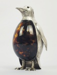 LUIZ FERREIRA  PINGUIM  BEÇA ESCULTURA EM PRATA DE LEI COM  CONTRASTES PARA PORTUGAL, MARCA DO RENOMADO PRATEIRO LUIZ FERREIRA. CORPO DA AVE EM PRATA DE LEI COM VIDRO ARTÍSTICO  AMBAR. OLHOS EM GRANADA. PORTUGAL, PRIMEIRA METADE DO SEC. XX. 15 CM DE ALTURA NOTA: Luiz Ferreira nasceu numa família de ourives. Nos dizeres de Gonçalo Vasconcelos e Sousa ele "bebeu na tradição portuense de formar dinastias de ourives, de casar entre famílias profissionais do mesmo ofício". Os seus avós, paterno e materno, respectivamente David Ferreira (Porto) e Luís António Monteiro (Tondela), eram ambos mestres ourives. Do pai, também David Ferreira, herdou a oficina e loja na Rua das Flores, depois transferida para a Rua de Trindade Coelho, onde ainda hoje se acumulam coleções das suas peças. Os "bichos" de Luiz Ferreira estão representados em vários museus nacionais e estrangeiros. E, ao longo das décadas do século XX, levaram o nome da ourivesaria - e a marca "LF" - aos acervos de figuras do mundo inteiro, desde a rainha de Inglaterra ao rei Juan Carlos de Espanha, do Presidente americano Ronald Reagan à primeira-dama Jacqueline Kennedy, mas também às coleções das casas Dior, Chanel, Tiffany"s e Cartier.