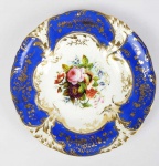 DOM PEDRO II E BARÃO DE ITACURUÇÁ (MANOEL MIGUEL MARTINS O GRANDE ARREMATANTE DOS LEILÕES IMPERIAIS APÓS A PROCLAMAÇÃO DA REPÚBLICA). MAGNIFICO PRATO RASO EM PORCELANA COM EXUBERANTE BORDA EM AZUL REMATADA EM OURO COM CACHOS DE UVAS E PARRAS. PALMÁCEAS RELEVADAS COMPLETAM A DECORAÇÃO. CALDEIRA COM LUXURIANTE DECORAÇÃO FLORAL. MARCAS DA CASA COMERCIAL B WALLERSTEIN & CIA IMPORTADORA DO RIO DE JANEIRO. ESSE SERVIÇO HÁ MUITO TEMPO TEM SIDO ALVO DE DISCUSSÕES SOBRE A TITULARIDADE DO ENCOMENDANTE INICIAL. ISSO PROQUE A DECORAÇÃO É IDÊNTICA AO SERVIÇO DE CAÇA DE DOM PEDRO II. ENTRETANTO EM ESTUDO RECENTE CHEGOU-SE AOS ASPECTOS QUE FAZEM REIVINDICAR AO IMPERADOR PEDRO II E SEU SERVIÇO DE CAÇA TAMBÉM ESSE SERVIÇO QUE PERTENCEU POSTERIORMENTE AO BARÃO DE ITACURAÇÁ ADQUIDIRO NO LEILÃO DOS PAÇOS IMPERIAIS. SENÃO VEJAMOS: A MARCA DO IMPORTADOR SOB A LOUÇA É DA  CASA COMERCIAL B WALLERSTEIN & CIA IMPORTADORA DO RIO DE JANEIRO NAS RUA DO OUVIDOR, FORNECEDORES DA CASA IMPERIAL E IDENTICA A MARCA DA LOUÇA DO SERVIÇO DE GALA DE DOM PEDRO I. BERNANDO WALLERSTEIN  ESTABELECEU-SE NA RUA DO OUVIDOR AINDA EM 1828, SOB O NOME DE WALLERSTEIN & CIA,   DURANTE O PRIMEIRO IMPÉRIO APÓS DESVINCULAR-SE DA P SAISSET & CIA COM QUEM TINHA SOCIEDADE. AINDA NA DÉCADA DE 1840, QUANDO O BARÃO DE ITACURUÇÁ SEQUER TINHA NASCIDO MUDOU SUA RAZÃO SOCIAL PARA  B. WALLERSTEIN E M. MASSET PORTANTO ESSA LOUÇA FOI CERTAMENTE ENCOMENDADA NA DECADA DE 1840 NUNCA PELO BARÃO DE ITACURUÇÁ. O FATO DA DECORAÇÃO SER IDÊNTICA A DO SERVIÇO IMPERIAL DE CAÇA  TAMBÉM REFORÇA A UNIDADE DO APARELHO. O LIVRO DA MORDOMIA DO PAÇO DE SÃO CRISTÓVÃO RELATA VÁRIAS ENCOMENDAS DE PORCELANA FEITAS A CASA DE BERNARDO WALLERSTEIN NA DECADA DE 1840:   192$500 A BERNARDO WALLTERSTEIN E CIA., POR QUINHENTOS E DEZESSEIS PRATOS DE PORCELANA FINA 5:132$736 A BERNARDO WALLERSTEIN, POR NOVE DÚZIAS E QUATRO CASAIS DE XÍCARAS DE PORCELANA FINA DOURADA 373$330: A WALLERSTEIN, LOUÇA DE PORCELANA FINA 927$000 A B. WALLERSTEIN, POR QUATRO CAIXAS COM LOUÇA DE PORCELANA FINA 4:848$000 .  FINALMENTE O BARÃO DE ITACURUÇÁ COMO GRANDE ARREMATANTE DOS LEILÕES DO PAÇO APÓS A PROCLAMAÇÃO DA REPÚBLICA ADQUIRIU DENTRE OUTRAS PRECIOSIDADES TODO O SERVIÇO DE PORCELANA DO CASAMENTO DE D. PEDRO I E D. AMÉLIA DE LEUCHTEMBURG ERA UM APRECIADOR DE PORCELANAS IMPERIAIS. SEGUNDO O ANÚARIO DO MUSEU IMPERIAL DE PETRÓPÓLIS PUBLICADO EM 1944 OS CATÁLOGO DO QUARTO E SEXTO  LEILÕES DO PAÇO DE SÃO CRISTÓVÃO EM 1890 TRAZEM DESCRITOS COMO LOTE 838 A SEGUINTE DESCRIÇÃO:  - 1 SOBERBO SERVIÇO DE FINA PORCELANA FRANCESA, ESMALTE AZUL, OURO, E FINAS PINTURAS, COM 568 PEÇAS PARA JANTAR. ESTÁ AÍ A DESCRIÇÃO DO SERVIÇO IMPERIAL MUITO PROVAVELMENTE ARREMATADO PELO BARÃO DE ITACURUÇÁ. AINDA O LOTE 857 TRAZ A SEGUINTE DESCRIÇÃO: 857 - 1 RIQUÍSSIMO SERVIÇO DE FINÍSSIMA PORCELANA DE SÈVRES COM PRIMOROSAS PINTURAS A ESMALTE E ARMAÇÃO DE BRONZE DOURADO A FOGO, 17 PEÇAS EM VITRINE (PRESENTE DE NAPOLEÃO III À IMPERATRIZ DONA TERESA CRISTINA. ENTÃO O LOTE 857  É O APARELHO PRESENTEADO POR NAPOLEÃO III AOS IMPERADORES E NÃO O DO LOTE NUMERO 838 QUE QUASE INDUBITAVELMENTE É O SERVIÇO ADQUIRIDO PELO BARÃO DE ITACURUÇÁ.  REPRODUZIDO NA PAGINA 274 DO LIVRO LOUÇA DA ARISTOCRACIA NO BRASIL DE JENNY DREYFUS E NA PAGINA 44 DO LIVRO LOUÇA HISTÓRICA MUSEU DE ARTE DA BAHIA. FRANÇA, 22,5 CM DE DIAMETRO.NOTA: Manoel Miguel Martins Barão de Itacurussá, nasceu em10 de novembro de 1831 em Sant'Ana do Itacurusá e faleceu em 01 de janeiro de 1911, filho deJoão Martins e de Gertrudes Margarida. Casou em09 de março de 1867, no Rio de Janeiro, com Jerônyma Eliza de Mesquita, Baronesa de Itacurusá nascida em02 de junho de1851 no Rio de Janeiro/RJ e batizada na Igreja de Santa Rita, e falecida em 24 de setembro de 1917, filha de Jerônymo José de Mesquita Conde de Mesquita e de Elisa Maria de Amorim. Casaram-se em 09 de março de 1867 (portanto Jerônima estava com 16 anos de idade) na Igreja de S. Francisco Xavier. Título nobiliárquico de Barão de Itacurussá outorgado , em 25 de março de 1888, a Manuel Miguel Martins era um título de origem toponímica. Ilha e povoação do Estado do Rio de Janeiro, lugar de onde era natural este titular. Foi um homem riquíssimo, proprietário de terras e capitalista do Rio de Janeiro. Sua esposa a baronesa Jerônima Elisa de Mesquita Martins, era filha do conde de Mesquita e neta do marquês de Bomfim. O Barão foi o grande comprador do Leilão do Paço Imperial, onde além de muitas preciosidades, adquiriu todo o serviço de porcelana do casamento de D. Pedro I e D. Amélia de Leuchtemburg.