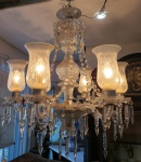 BACCARAT  ASSINADO -  MAGNIFICO LUSTRE EM CRISTAL COM SEIS  BRAÇOS E CÚPULAS EM CRISTAL ACIDADO. BELOS PINGENTES COM FEITIO DE PRISMAS. SERRILHADOS. MARCAS DA MANUFATURA DE BACCARAT. BELISSIMO!. FRANÇA, SEC. XX 100 X 90 CM