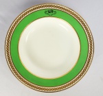 MARQUÊS DE TRÊS RIOS JOAQUIM EGYDIO DE SOUZA ARANHA PRIMEIRO SERVIÇO DO TITULAR AINDA COMO BARÃO. EM 10 ANOS DE ATIVIDADE É O PRIMEIRO APRESENTADO EM NOSSOS LEILOES, É RARISSIMO.  EM PERFEITO ESTADO. PRATO FUNDO EM PORCELANA DA MANUFATURA DE WILLIAM MONTLOECK & SONS. DECORADO COM BARRADO VERDE NA ABA, PRECEDIDO POR FITA EM OURO DE FEITIO HELICOIDAL. NA PARTE SUPERIOR TAMBÉM NA ABA, FLÂMULA EM VERDE SOB COROA, CONTENDO A LEGENDA BARÃO DE TRÊS RIOS. PERTENCEU AO SERVIÇO DE JOAQUIM EGYDIO DE SOUZA ARANHA. ESSE PRIMEIRO SERVIÇO É IDÊNTICO AO ENCOMENDADO POR SUA MÃE A VISCONDESSA DE CAMPINAS DONA MARIA LUZIA DE SOUZA ARANHA (1797-1879) O QUE FAZ SUPOR QUE TRATA-SE DE UMA MESMA ENCOMENDA. NATURALMENTE O DA MÃE TEM INSCRIÇÃO BARONESA DE CAMPINAS E O DO TITULAR BARÃO DE TRÊS RIOS. AMBOS ASCEDERIAM APÓS A ENCOMENDA DESSA LOUÇA A TITULOS MAIS IMPORTANTES DE NOBREZA. DONA MARIA LUZIA RECEBEU O TITULO DE 2. BARONESA DE CAMPINAS  EM 1875 E TORNOU-SE VISCONDESSA DE CAMPINAS EM 1879. JOAQUIM EGYDIO DE SOUZA ARANHA FOI BARÃO DE TRÊS RIOS EM 1872, VISCONDE EM 1879, CONDE EM 1880 E MARQUES EM 1887.  REPRODUZIDO A PÁGINA 336 DO LIVRO LOUÇA DA ARISTOCRACIA NO BRASIL, POR JENNY DREYFUS. INGLATERRA, SÉC. XIX.24,3 CM DE DIAMETRO. NOTA: Joaquim Egídio de Sousa Aranha, primeiro e único barão, conde, visconde e marquês de Três Rios, (Campinas, 19 de março de 1821 São Paulo, 19 de maio de 1893) foi um proprietário rural, cafeicultor e político brasileiro. Em 1876, passou a residir em São Paulo. Membro proeminente do Partido Liberal, o qual chefiou, tendo sido eleito vereador à Câmara Municipal de Campinas, nos triênios de 1849 a 1852, 1857 a 1860 e 1873 a 1876, presidindo a edilidade nesta última legislatura. Eleito por diversas vezes deputado provincial por São Paulo, tendo ocupado a presidência da Província de São Paulo por três períodos, de 7 de dezembro de 1878 a 12 de fevereiro de 1879, de 4 de março a 7 de abril de 1881, e de 5 de novembro de 1881 a 7 de janeiro de 1882. Filho de Francisco Egídio de Sousa Aranha e de sua prima Maria Luzia de Sousa Aranha, viscondessa de Campinas, proprietários (por herança de Joaquim Aranha Barreto de Camargo) do Engenho e Fazenda Mato Dentro, antiga Sesmaria em Campinas. Irmão gêmeo do tenente-coronel José Egídio de Sousa Aranha (que foi casado em primeiras núpcias com Maria Luísa Pereira de Queirós, e em segundas, com Antonia Flora Pereira de Queirós tendo recusado o título de barão de Campinas que lhe foi oferecido). Foi também irmão de Ana Teresa de Sousa Aranha, que foi casada com seu primo Manuel Carlos Aranha, Barão de Anhumas, não tendo se tornado baronesa consorte de Anhumas, por ter falecido antes da concessão do título, tendo sido a baronesa a segunda esposa, Blandina Augusta de Queirós Aranha Também foi sua irmã, Libânia de Sousa Aranha, que foi casada com seu primo Joaquim Policarpo Aranha, barão de Itapura. Casou-se em primeiras núpcias, em 30 de novembro de 1842, com Ana Francisca de Pontes (viúva do capitão Antônio José da Silva), nascida em Campinas, em 1822 onde faleceu em 16 de agosto de 1875, sendo filha de José Pereira de Pontes e Cecília Barbosa de Almeida. Casou-se em segundas núpcias, em São Paulo, em 19 de fevereiro de 1876, com Maria Hipólita dos Santos Silva, nascida em 2 de janeiro de 1824 e falecida em 19 de outubro de 1894, viúva de Amador Rodrigues de Lacerda Jordão, barão de São João do Rio Claro, e filha de José Joaquim dos Santos Silva, barão de Itapetininga. Faleceu o Marquês de Três Rios a 19 de maio de 1893, em São Paulo, sendo sepultado no Cemitério do S.S. Sacramento. A Marquesa pouco tempo sobreviveu ao marido, pois, também faleceu na Capital do Estado, sendo sepultada no Cemitério da Consolação, não deixando geração. Deixou o Marquês uma das maiores fortunas de São Paulo em seu tempo.