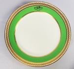 MARQUÊS DE TRÊS RIOS JOAQUIM EGYDIO DE SOUZA ARANHA PRIMEIRO SERVIÇO DO TITULAR AINDA COMO BARÃO. EM 10 ANOS DE ATIVIDADE É O PRIMEIRO APRESENTADO EM NOSSOS LEILOES, É RARISSIMO.  EM PERFEITO ESTADO. PRATO RASO EM PORCELANA DA MANUFATURA DE WILLIAM MONTLOECK & SONS. DECORADO COM BARRADO VERDE NA ABA, PRECEDIDO POR FITA EM OURO DE FEITIO HELICOIDAL. NA PARTE SUPERIOR TAMBÉM NA ABA, FLÂMULA EM VERDE SOB COROA, CONTENDO A LEGENDA BARÃO DE TRÊS RIOS. PERTENCEU AO SERVIÇO DE JOAQUIM EGYDIO DE SOUZA ARANHA. ESSE PRIMEIRO SERVIÇO É IDÊNTICO AO ENCOMENDADO POR SUA MÃE A VISCONDESSA DE CAMPINAS DONA MARIA LUZIA DE SOUZA ARANHA (1797-1879) O QUE FAZ SUPOR QUE TRATA-SE DE UMA MESMA ENCOMENDA. NATURALMENTE O DA MÃE TEM INSCRIÇÃO BARONESA DE CAMPINAS E O DO TITULAR BARÃO DE TRÊS RIOS. AMBOS ASCEDERIAM APÓS A ENCOMENDA DESSA LOUÇA A TITULOS MAIS IMPORTANTES DE NOBREZA. DONA MARIA LUZIA RECEBEU O TITULO DE 2. BARONESA DE CAMPINAS  EM 1875 E TORNOU-SE VISCONDESSA DE CAMPINAS EM 1879. JOAQUIM EGYDIO DE SOUZA ARANHA FOI BARÃO DE TRÊS RIOS EM 1872, VISCONDE EM 1879, CONDE EM 1880 E MARQUES EM 1887.  REPRODUZIDO A PÁGINA 336 DO LIVRO LOUÇA DA ARISTOCRACIA NO BRASIL, POR JENNY DREYFUS. INGLATERRA, SÉC. XIX.24,3 CM DE DIAMETRO. NOTA: Joaquim Egídio de Sousa Aranha, primeiro e único barão, conde, visconde e marquês de Três Rios, (Campinas, 19 de março de 1821 São Paulo, 19 de maio de 1893) foi um proprietário rural, cafeicultor e político brasileiro. Em 1876, passou a residir em São Paulo. Membro proeminente do Partido Liberal, o qual chefiou, tendo sido eleito vereador à Câmara Municipal de Campinas, nos triênios de 1849 a 1852, 1857 a 1860 e 1873 a 1876, presidindo a edilidade nesta última legislatura. Eleito por diversas vezes deputado provincial por São Paulo, tendo ocupado a presidência da Província de São Paulo por três períodos, de 7 de dezembro de 1878 a 12 de fevereiro de 1879, de 4 de março a 7 de abril de 1881, e de 5 de novembro de 1881 a 7 de janeiro de 1882. Filho de Francisco Egídio de Sousa Aranha e de sua prima Maria Luzia de Sousa Aranha, viscondessa de Campinas, proprietários (por herança de Joaquim Aranha Barreto de Camargo) do Engenho e Fazenda Mato Dentro, antiga Sesmaria em Campinas. Irmão gêmeo do tenente-coronel José Egídio de Sousa Aranha (que foi casado em primeiras núpcias com Maria Luísa Pereira de Queirós, e em segundas, com Antonia Flora Pereira de Queirós tendo recusado o título de barão de Campinas que lhe foi oferecido). Foi também irmão de Ana Teresa de Sousa Aranha, que foi casada com seu primo Manuel Carlos Aranha, Barão de Anhumas, não tendo se tornado baronesa consorte de Anhumas, por ter falecido antes da concessão do título, tendo sido a baronesa a segunda esposa, Blandina Augusta de Queirós Aranha Também foi sua irmã, Libânia de Sousa Aranha, que foi casada com seu primo Joaquim Policarpo Aranha, barão de Itapura. Casou-se em primeiras núpcias, em 30 de novembro de 1842, com Ana Francisca de Pontes (viúva do capitão Antônio José da Silva), nascida em Campinas, em 1822 onde faleceu em 16 de agosto de 1875, sendo filha de José Pereira de Pontes e Cecília Barbosa de Almeida. Casou-se em segundas núpcias, em São Paulo, em 19 de fevereiro de 1876, com Maria Hipólita dos Santos Silva, nascida em 2 de janeiro de 1824 e falecida em 19 de outubro de 1894, viúva de Amador Rodrigues de Lacerda Jordão, barão de São João do Rio Claro, e filha de José Joaquim dos Santos Silva, barão de Itapetininga. Faleceu o Marquês de Três Rios a 19 de maio de 1893, em São Paulo, sendo sepultado no Cemitério do S.S. Sacramento. A Marquesa pouco tempo sobreviveu ao marido, pois, também faleceu na Capital do Estado, sendo sepultada no Cemitério da Consolação, não deixando geração. Deixou o Marquês uma das maiores fortunas de São Paulo em seu tempo.