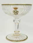 MARQUÊS DE TRÊS RIOS  JOAQUIM EGYDIO DE SOUSA ARANHA  BACCARAT  -  BORDA TEM BICADO - TAÇA PARA CHAMPAGNE  EM CRISTAL LAPIDADO COM FRISOS EM OURO E VERDE. RESERVA COM INICIAS TR ENTRELAÇADAS SOBRE COROA DE CONDE. PERTENCERAM A JOAQUIM EGYDIO DE SOUSA ARANHA, BARÃO, CONDE E MARQUÊS DE TRÊS RIOS. POR SEU CASAMENTO COM DONA MARIA HIPÓLITA DOS SANTOS SILVA, VIÚVA DO BARÃO DE SÃO JOÃO DO RIO CLARO PASSOU A SER EM 1876 PROPRIETÁRIO DA FAZENDA SANTA GERTRUDES, ONDE RECEBEU A PRINCESA ISABEL E SEUS FAMILIARES. EXEMPLAR DESSE SERVIÇO ESTÁ REPRODUZIDO NA PÁGINA 352 E 353  DO LIVRO O CRISTAL NO IMPÉRIO DO BRASIL DE JORGE GETULIO VEIGA. FRANÇA, SEC. XIX. 10 CM  CM DE DIAMETRO (BICADO NA BORDA).NOTA: (1821-1893), primeiro e único BARÃO, CONDE E MARQUÊS DE TRÊS RIOS. No ano de seu casamento passou o casal a residir na Capital da Província. O Marquês foi Provedor da Santa Casa de Misericórdia de São Paulo.Fez generosos donativos às instituições de caridade.Foi Presidente da Companhia Paulista, construtora da Estrada de Ferro Jundiaí a Campinas.Foi também um dos fundadores do Banco Comércio e Indústria de São Paulo.Membro proeminente do Partido Liberal, o qual chefiou, foi eleito por diversas vezes deputado provincial por São Paulo, tendo ocupado em três períodos a Presidência da Província. Filho de Francisco Egídio de Sousa Aranha e de sua prima Maria Luzia de Sousa Aranha, Viscondessa de Campinas, Casou-se em primeiras núpcias, em 30 de novembro de 1842, com Ana Francisca de Pontes(viúva do capitão Antônio José da Silva), nascida em Campinas, em 1822 onde faleceu em 16 de agosto de 1875,sendo filha de José Pereira de Pontes e Cecília Barbosa de Almeida. O Solar do Marquês de Três Rios, na cidade de São Paulo, foi onde recebeu a família imperial ,o Conde d'Eu, a Princesa Isabel e três filhos que hospedou. Construído entre os anos de 1850 e 1860, posteriormente, foi adaptado como sede da Escola Politécnica da Universidade de São Paulo, em 1894.Em Campinas, no Solar do Largo da Catedral, foram recebidos, em ocasiões diferentes o IMPERADOR DOM PEDRO II a PRINCESA IMPERIAL D. ISABEL DE BRAGANÇA, também o CONDE DEU e os filhos do casal (em 1884). Nessa mesma viagem hospedou a Princesa Isabel e sua família na Fazenda Santa Gertrudes.