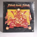 Vinil Sabbath bloody Sabbath: Black Sabbath. Produto Original. Gravadora Young. Fabricado e distribuído pela RCA Eletrônica Ltda. 1986. Capa (escurecida, com pontos de oxidação e desgastes do material)/contracapa (com pontos de oxidação, escurecida e com desgastes do material) em regular estado de conservação, manchas/pontos de oxidação, marcação do disco, com sinais de uso, manuseio e desgastes. Contém plástico de proteção do disco. Disco com riscos, mesmo que superficiais, podem ocasionar algum nível de ruído na audição. Não contém encarte. Lado A 4 faixas. Lado B 4 faixas.