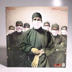 Vinil Rainbow - Difficult to Cure. Produto Original. Gravadora Polydor. Fabricado e distribuído pela Polygram discos. 1981. Capa (escurecida, com pontos de oxidação e desgastes do material)/contracapa (com pontos de oxidação, escurecida e com desgastes do material) em regular estado de conservação, manchas/pontos de oxidação, marcação do disco, com sinais de uso, manuseio e desgastes. Contém plástico de proteção do disco. Disco com riscos, mesmo que superficiais, podem ocasionar algum nível de ruído na audição. Não contém encarte. Lado A 5 faixas. Lado B 4 faixas.