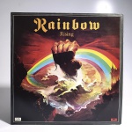 Vinil Rainbow - Rising. Produto Original. Gravadora Polydor. Fabricado e distribuído pela Fonobrás distribuidora fonográfica brasileira Ltda. 1985. Capa (escurecida, com pontos de oxidação e desgastes do material)/contracapa (com pontos de oxidação, escurecida e com desgastes do material) em regular estado de conservação, manchas/pontos de oxidação, marcação do disco, com sinais de uso, manuseio e desgastes. Contém plástico de proteção do disco. Disco com riscos, mesmo que superficiais, podem ocasionar algum nível de ruído na audição. Não contém encarte. Lado A 4 faixas. Lado B 2 faixas.