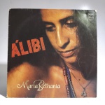 Vinil Álibi: Maria Bethânia. Produto Original. Gravadora Philips. Fabricado e distribuído pela Polygram Discos Ltda. 1978. Capa (escurecida, com pontos de oxidação e desgastes do material)/contracapa (com pontos de oxidação, escurecida e com desgastes do material, com etiqueta de preço) em regular estado de conservação, manchas/pontos de oxidação, marcação do disco, com sinais de uso, manuseio e desgastes. Disco com riscos, mesmo que superficiais, podem ocasionar algum nível de ruído na audição. Contém encarte. Lado A 6 faixas. Lado B 5 faixas.