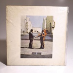 Vinil Pink Floyd Wish You Were Here. Produto Original. Gravadora Discos CBS. Fabricado e distribuído pela Masterworks. 1975. Capa (escurecida, com pontos de oxidação e desgastes do material)/contracapa (com pontos de oxidação, escurecida e com desgastes do material) em regular estado de conservação, manchas/pontos de oxidação, marcação do disco, com sinais de uso, manuseio e desgastes. Contém plástico de proteção do disco com rasgos. Disco com riscos, mesmo que superficiais, podem ocasionar algum nível de ruído na audição. Contém encarte.Selo fonográfico com sujidade. Lado A 2 faixas. Lado B 3 faixas.