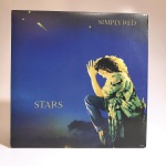 Vinil Simply Red: Stars. Produto Original. Gravadora East West. Fabricado e distribuído pela Warner Music Brasil Ltda. 1991. Capa (escurecida, com pontos de oxidação e desgastes do material)/contracapa (com pontos de oxidação, escurecida e com desgastes do material) em regular estado de conservação, manchas/pontos de oxidação, marcação do disco, com sinais de uso, manuseio e desgastes. Contém plástico de proteção do disco. Disco com riscos, mesmo que superficiais, podem ocasionar algum nível de ruído na audição. Contém encarte. Lado A 5 faixas. Lado B 5 faixas.