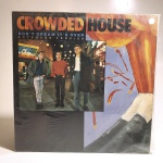 Vinil Crowded House: Dont dream its over - Extended version. Produto Original. Gravadora Capitol. Fabricado e distribuído pela Emi-Odeon. 1987. Capa (escurecida, com pontos de oxidação e desgastes do material)/contracapa (com pontos de oxidação, escurecida e com desgastes do material) em regular estado de conservação, manchas/pontos de oxidação, marcação do disco, com sinais de uso, manuseio e desgastes. Contém plástico de proteção do disco. Disco com riscos, mesmo que superficiais, podem ocasionar algum nível de ruído na audição. Não contém encarte. Lado A 1 faixa. Lado B 2 faixas.