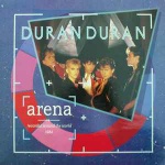 Vinil Duran Duran: Arena - recorded around the world. Produto Original. Gravadora Parlophone. Fabricado e distribuído pela Fonobrás distribuidora fonográfica brasileira Ltda. 1984. Capa (escurecida, com pontos de oxidação e desgastes do material)/contracapa (com pontos de oxidação, escurecida e com desgastes do material) em regular estado de conservação, manchas/pontos de oxidação, marcação do disco, com sinais de uso, manuseio e desgastes. Contém plástico de proteção do disco. Disco com riscos, mesmo que superficiais, podem ocasionar algum nível de ruído na audição. Contém encarte. Lado A 5 faixas. Lado B 5 faixas.