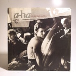 Vinil A-ha: hunting high and low. Produto Original. Gravadora Warner Bros Records. Fabricado e distribuído por BMG Ariola discos Ltda. 1985. Capa (escurecida, com pontos de oxidação e desgastes do material)/contracapa (com pontos de oxidação, escurecida e com desgastes do material) em regular estado de conservação, manchas/pontos de oxidação, marcação do disco, com sinais de uso, manuseio e desgastes. Contém plástico de proteção do disco. Disco com riscos, mesmo que superficiais, podem ocasionar algum nível de ruído na audição. Contém encarte. Lado A 5 faixas. Lado B 5 faixas.