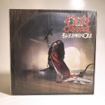 Vinil Ozzy Osbourne: Blizzard of ozz. Produto Original. Gravadora Epic. Fabricado e distribuído por Discos CBS Ind e Com Ltda. 1981. Capa (escurecida, com pontos de oxidação e desgastes do material)/contracapa (com pontos de oxidação, escurecida e com desgastes do material) em regular estado de conservação, manchas/pontos de oxidação, marcação do disco, com sinais de uso, manuseio e desgastes. Contém plástico de proteção do disco. Disco com riscos, mesmo que superficiais, podem ocasionar algum nível de ruído na audição. Não contém encarte. Lado A 5  faixas. Lado B 4  faixas.