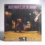 Vinil Deep Purple Live in London. Produto Original. Gravadora Harvest. Fabricado e distribuído por Fonobrás distribuidora fonográfica brasileira Ltda. 1982. Capa (escurecida, com pontos de oxidação e desgastes do material)/contracapa (com pontos de oxidação, escurecida e com desgastes do material) em regular estado de conservação, manchas/pontos de oxidação, marcação do disco, com sinais de uso, manuseio e desgastes. Contém plástico de proteção do disco. Disco com riscos, mesmo que superficiais, podem ocasionar algum nível de ruído na audição. Contém encarte. Lado A 4 faixas. Lado B 3 faixas.