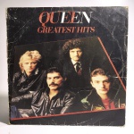 Vinil Queen Greatest Hits. Produto Original. Gravadora Emi. Fabricado e distribuído por Emi Odeon Fonog Ind e Eletrônica Ltda. 1981. Capa (escurecida, com pontos de oxidação e desgastes do material, e rasgo)/contracapa (com pontos de oxidação, escurecida e com desgastes do material) Laterais (com aberturas e desgastes) em regular estado de conservação, manchas/pontos de oxidação, marcação do disco, com sinais de uso, manuseio e desgastes. Disco com riscos, mesmo que superficiais, podem ocasionar algum nível de ruído na audição. Contém encarte. Lado A 8 faixas. Lado B 9 faixas.