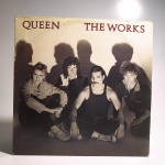 Vinil Queen: The Works. Produto Original. Gravadora Emi. Fabricado e distribuído por Emi-Odeon Fonográfica Industrial e Eletrônica Ltda. Capa (escurecida, com pontos de oxidação e desgastes do material)/contracapa (com pontos de oxidação, escurecida e com desgastes do material) em regular estado de conservação, manchas/pontos de oxidação, marcação do disco, com sinais de uso, manuseio e desgastes. Contém plástico de proteção do disco. Disco com riscos, mesmo que superficiais, podem ocasionar algum nível de ruído na audição. Não contém encarte. Lado A 4 faixas. Lado B 5 faixas.