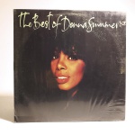 Vinil The Best of Donna Summer. Produto Original. Gravadora Warner Bros Records. Fabricado e distribuído por BMG Ariola discos Ltda. 1990. Capa (escurecida, com pontos de oxidação e desgastes do material)/contracapa (com pontos de oxidação, escurecida e com desgastes do material) em regular estado de conservação, manchas/pontos de oxidação, marcação do disco, com sinais de uso, manuseio e desgastes. Contém plástico de proteção do disco. Disco com riscos, mesmo que superficiais, podem ocasionar algum nível de ruído na audição. Não contém encarte. Lado A 6 faixas. Lado B 6 faixas.