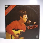 Vinil Geraldo Vandré. Produto Original. Gravadora Som/Maior. Fabricado e distribuído por RCA Eletrônica Ltda. 1979. Capa (escurecida, com pontos de oxidação e desgastes do material)/contracapa (com pontos de oxidação, escurecida e com desgastes do material) em regular estado de conservação, manchas/pontos de oxidação, marcação do disco, com sinais de uso, manuseio e desgastes. Contém plástico de proteção do disco. Disco com riscos, mesmo que superficiais, podem ocasionar algum nível de ruído na audição. Não contém encarte. Lado A 7 faixas. Lado B 7 faixas.