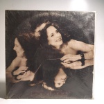 Vinil Plural Gal. Produto Original. Gravadora RCA. Fabricado e distribuído por BMG Ariola discos Ltda. 1990. Capa (escurecida, com pontos de oxidação e desgastes do material)/contracapa (com pontos de oxidação, escurecida e com desgastes do material) em regular estado de conservação, manchas/pontos de oxidação, marcação do disco, com sinais de uso, manuseio e desgastes. Contém plástico de proteção do disco com rasgo. Disco com riscos, mesmo que superficiais, podem ocasionar algum nível de ruído na audição. Contém encarte. Lado A 6 faixas. Lado B 6 faixas.