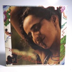 Vinil Alteza: Maria Bethania. Produto Original. Gravadora Philips. Fabricado e distribuído por Polygram Discos Ltda. 1981. Capa (escurecida, com pontos de oxidação e desgastes do material)/contracapa (com pontos de oxidação, escurecida e com desgastes do material) em regular estado de conservação, manchas/pontos de oxidação, marcação do disco, com sinais de uso, manuseio e desgastes. Disco com riscos, mesmo que superficiais, podem ocasionar algum nível de ruído na audição. Contém encarte. Lado A 5 faixas. Lado B 5 faixas.