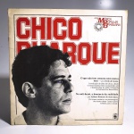Vinil Chico Buarque: MPB. Produto Original. Gravadora Abril Cultural. Fabricado e distribuído por Polygram Discos Ltda. 1982. Capa (escurecida, com pontos de oxidação e desgastes do material, com rabiscos de caneta)/contracapa (com pontos de oxidação, escurecida e com desgastes do material) em regular estado de conservação, manchas/pontos de oxidação, marcação do disco, com sinais de uso, manuseio e desgastes. Contém plástico de proteção do disco, com rasgos. Disco com riscos, mesmo que superficiais, podem ocasionar algum nível de ruído na audição. Contém encarte. Lado A 6 faixas. Lado B 6 faixas.
