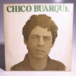 Vinil Chico Buarque - Capa de Elifas Andreato. Produto Original. Gravadora philips. Fabricado e distribuído por Polygram Discos Ltda. 1980. Capa (escurecida, com pontos de oxidação e desgastes do material)/contracapa (com pontos de oxidação, escurecida e com desgastes do material) em regular estado de conservação, manchas/pontos de oxidação, marcação do disco, com sinais de uso, manuseio e desgastes. Contém plástico de proteção do disco, com rasgos. Disco com riscos, mesmo que superficiais, podem ocasionar algum nível de ruído na audição. Contém encarte. Lado A 7 faixas. Lado B 5 faixas.