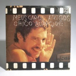 Vinil Meus Caros Amigos: Chico Buarque. Produto Original. Gravadora Philips. Fabricado e distribuído por Polygram Discos Ltda. 1976. Capa (escurecida, com pontos de oxidação e desgastes do material)/contracapa (com pontos de oxidação, escurecida e com desgastes do material) em regular estado de conservação, manchas/pontos de oxidação, marcação do disco, com sinais de uso, manuseio e desgastes. Contém plástico de proteção do disco. Disco com riscos, mesmo que superficiais, podem ocasionar algum nível de ruído na audição. Não contém encarte. Lado A 5 faixas. Lado B 5 faixas.
