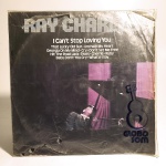 Vinil Ray Charles: I Cant Stop Loving You. Produto Original. Gravadora London. Fabricado e distribuído por Indústrias elétricas e musicais fábrica Odeon s/a. 1974. Capa (escurecida, com pontos de oxidação e desgastes do material, e pequenos rasgos)/contracapa (com pontos de oxidação, escurecida e com desgastes do material, e pequenos rasgos) em regular estado de conservação, manchas/pontos de oxidação, marcação do disco, com sinais de uso, manuseio e desgastes. Disco com alguns riscos, podem ocasionar algum nível de ruído na audição. Não contém encarte. Lado A 6 faixas. Lado B 6 faixas.